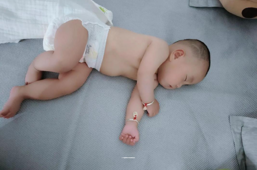 巴彦淖尔宝宝睡觉爱翻身